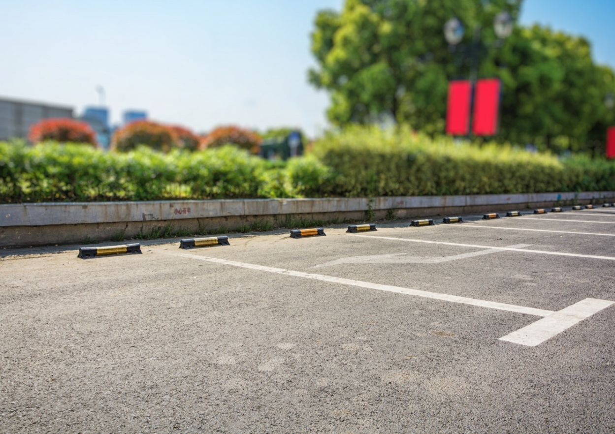 Kwestia zniszczonego parkingu przy ul. Słowackiego w Lęborku – mieszkańcy i radni apelują o reakcję burmistrza