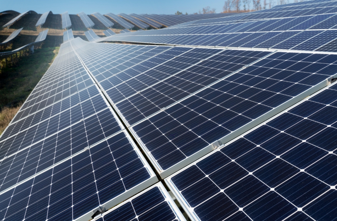 Energetyczna rewolucja w lęborskich oczyszczalniach ścieków: korzystają one teraz z energii słonecznej