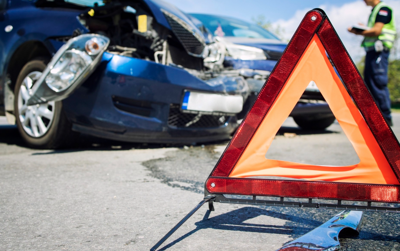 Kolizja na skrzyżowaniu ul. Słupskiej i Jana Pawła II w Lęborku – traktor zderza się z pojazdem marki BMW