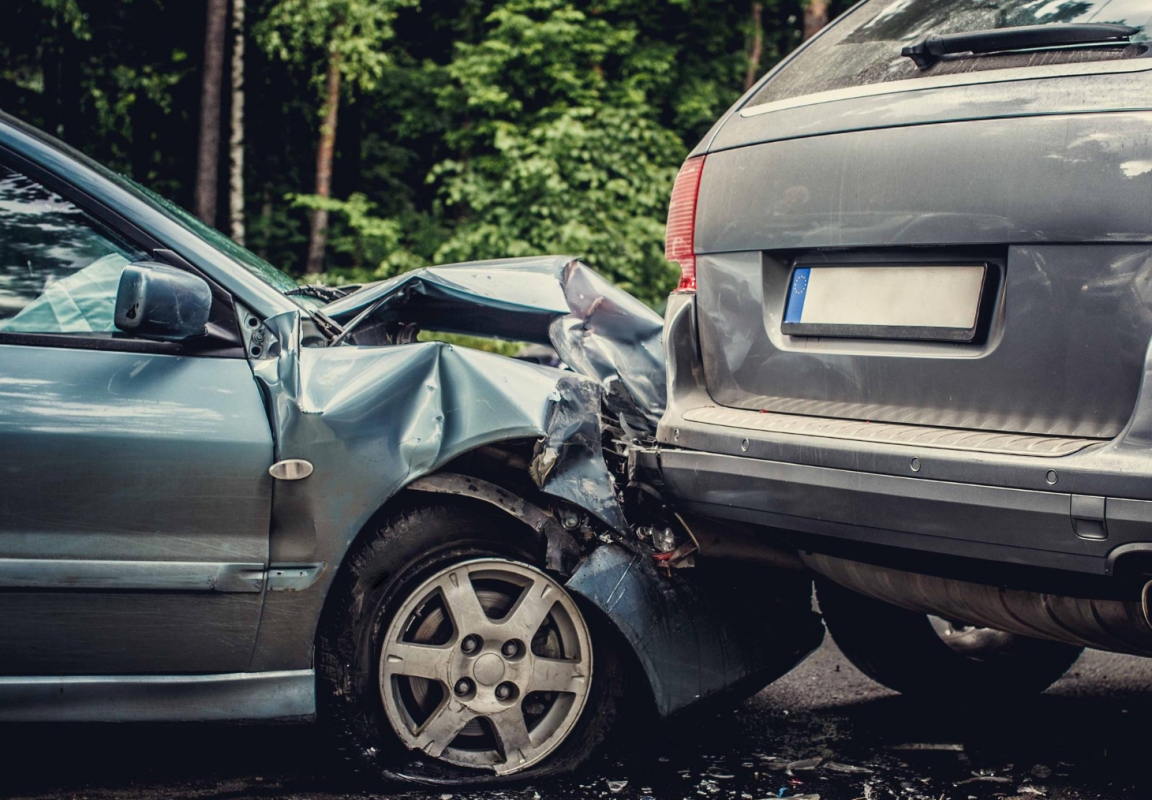 Niebezpieczny wypadek samochodowy na drodze nr 213: Auto dachowało i stanęło w płomieniach